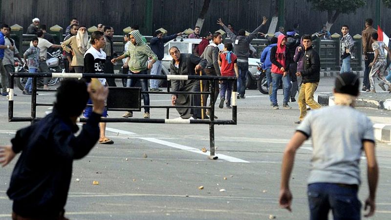 La policía egipcia dispersa con gases lacrimógenos a miles de jóvenes revolucionarios