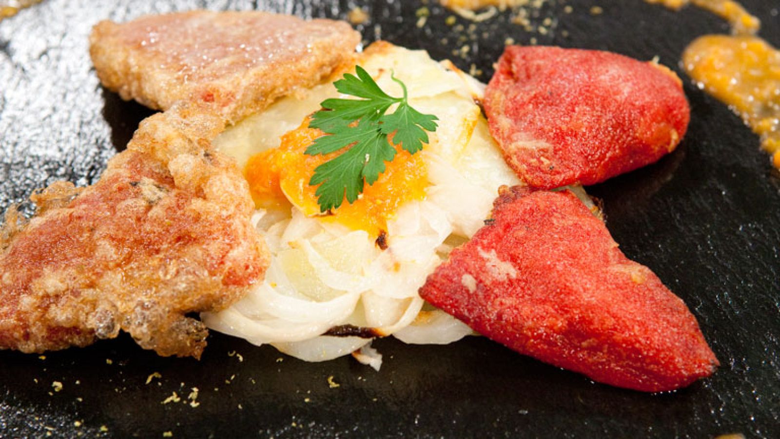 Pimientos rellenos de carne con salsa de tomate y zanahoria