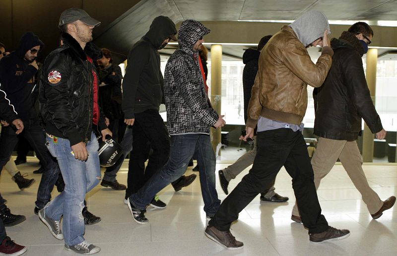 La juez imputa a un noveno mosso que lavó el charco de sangre en el caso de El Raval