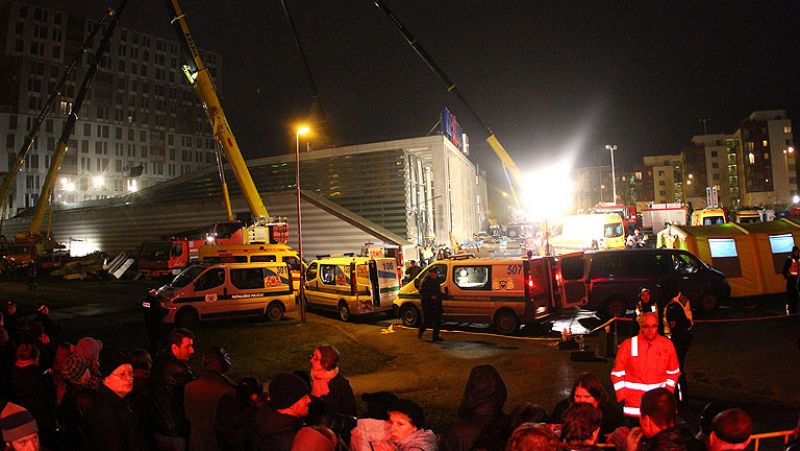 Al menos 51 muertos al derrumbarse el techo de un centro comercial en Letonia