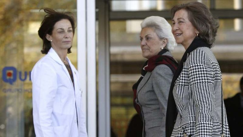 El rey pasa su primera noche en el hospital "estable y con dolor controlado"