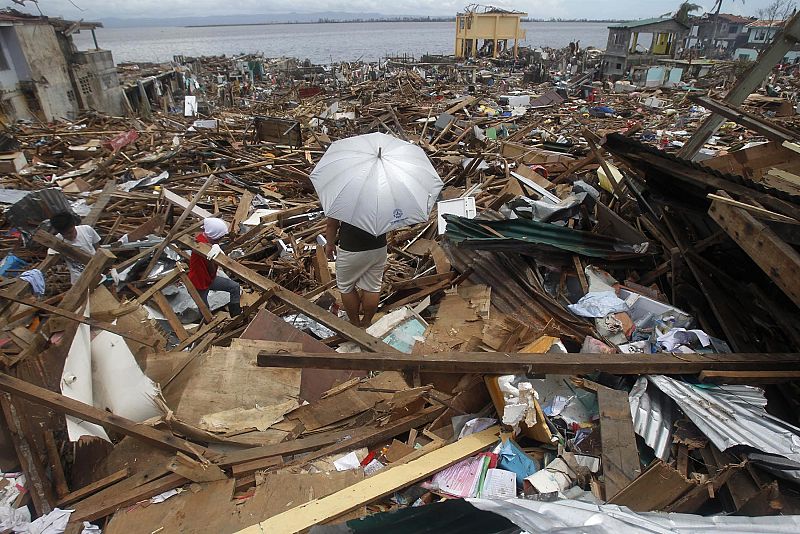 El número de muertos por el tifón Haiyan en Filipinas supera los 5.200