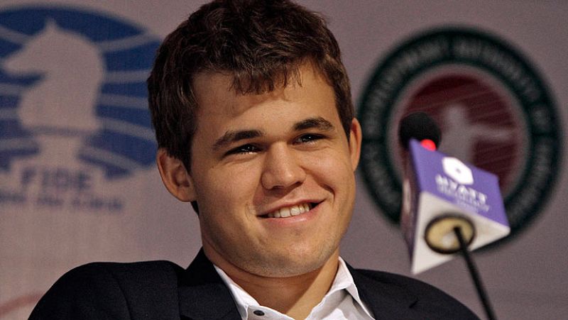 Carlsen destrona a Anand con un largo combate resuelto en tablas
