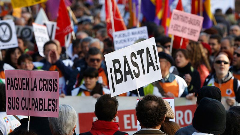 Multitudinarias manifestaciones recorren España en defensa de "lo público"