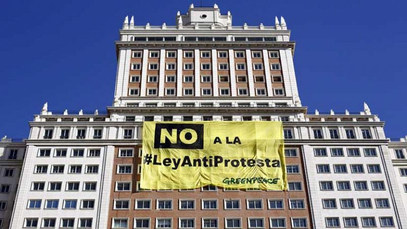 Greenpeace despliega una pancarta gigante en Madrid contra la Ley de Seguridad Ciudadana