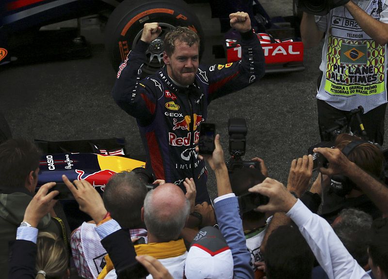 Vettel iguala a Schumacher en su último paseo militar de la temporada