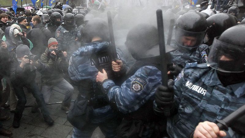 La oposición proeuropea se enfrenta a la policía en nuevas protestas contra el Gobierno en Ucrania