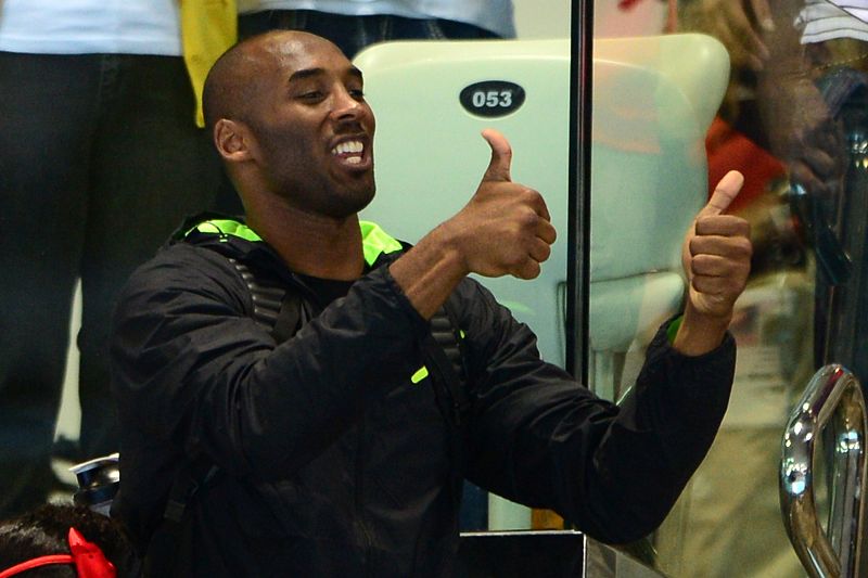 Kobe Bryant renueva con los Lakers hasta 2016