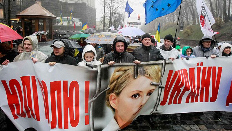 Timoshenko inicia una huelga de hambre mientras el presidente de Ucrania llama a la calma