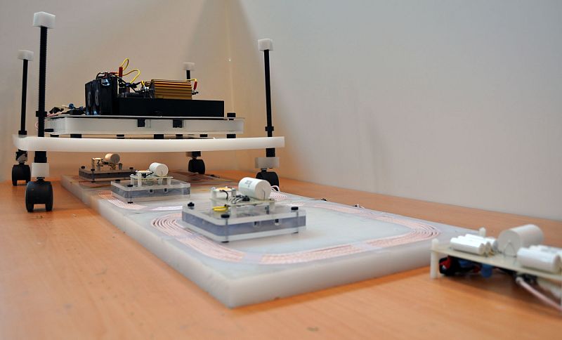 Una carretera que carga las baterías de los coches eléctricos