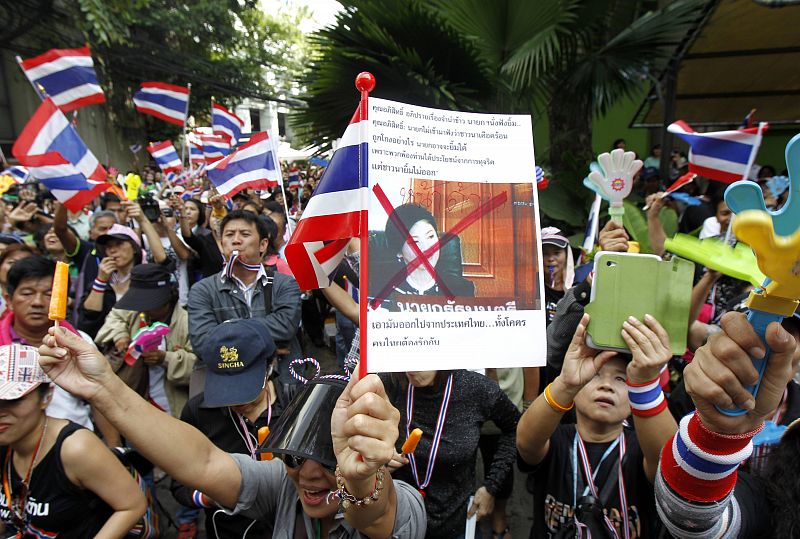 Desalojan el edificio de la seguridad de Tailandia, cercado por los manifestantes