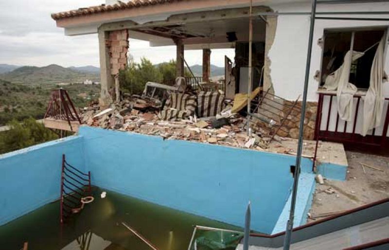 Tres heridos graves en una explosión en Valencia mientras manipulaban pólvora para petardos