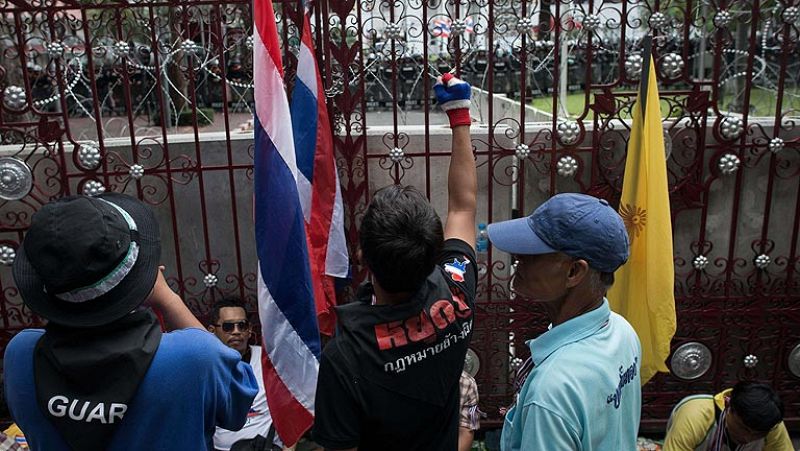Los manifestantes tailandeses entran en la sede del Ejército para pedir su apoyo a las protestas