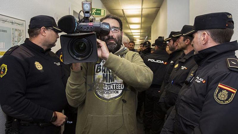 La Policía desaloja RTVV y corta las emisiones de Canal Nou cumpliendo la orden judicial