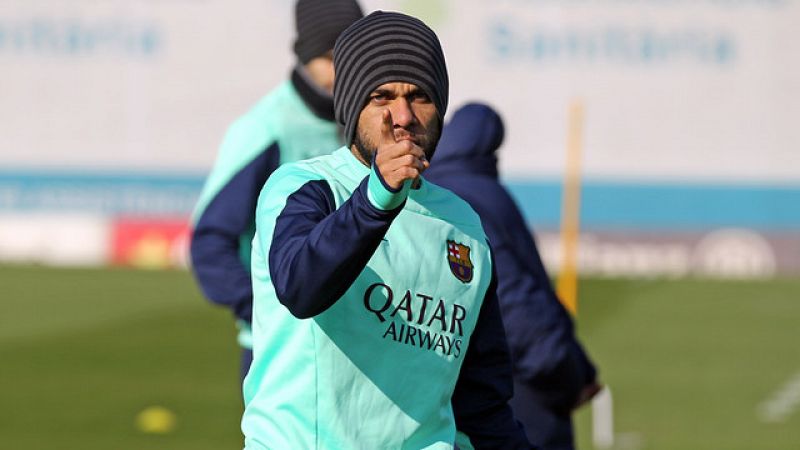 Alves y Adriano regresan a los entrenamientos del Barcelona