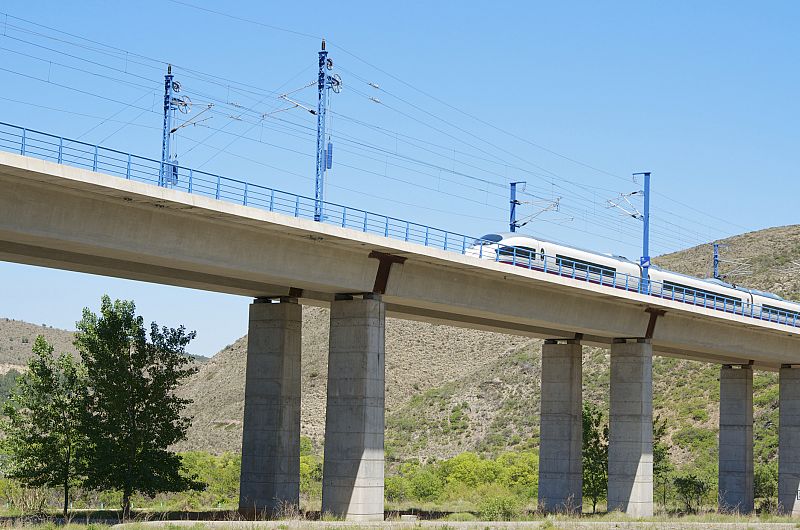 Renfe imita a las aerolíneas y ofrecerá comida de pago a los pasajeros en sus asientos