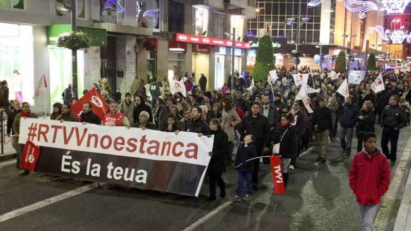 Multitudinaria manifestación en Valencia tras el cese de las emisiones de Canal Nou