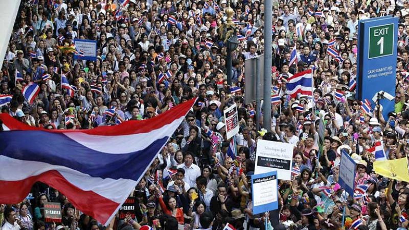 Cinco muertos en Tailandia, donde la policía protege a la primera ministra del asedio opositor