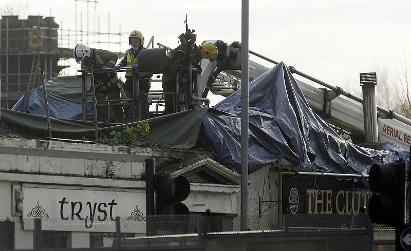 Temen que haya más muertos en el pub de Glasgow, cuya frágil estructura complica el rescate