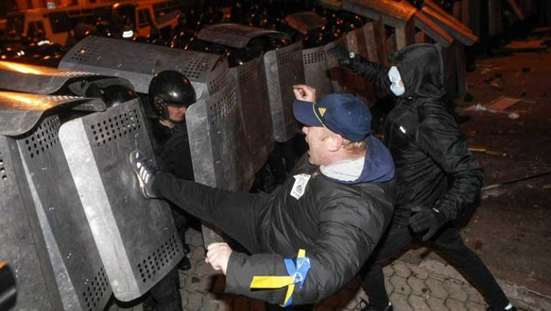 Los líderes opositores ucranianos piden calma ante las violentas protestas en Kiev