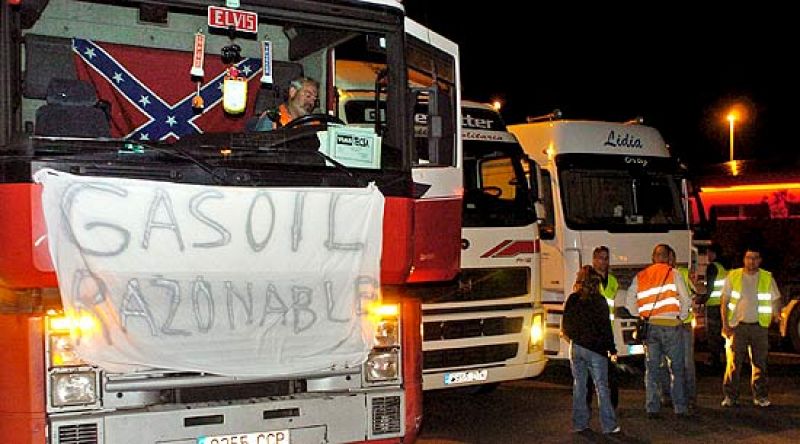 Los piquetes bloquean el tráfico en La Junquera en el inicio de la huelga de transportistas