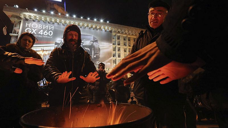 El Gobierno ucraniano dice que la situación está "descontrolada" y la oposición mantiene el cerco