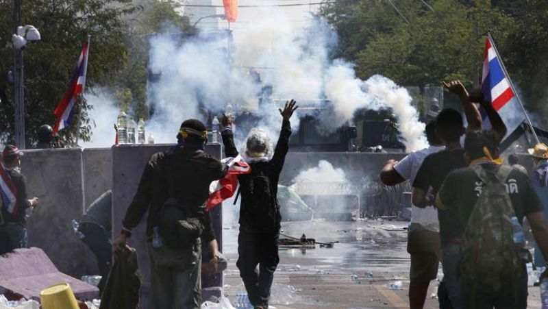 El Gobierno de Tailandia resiste el pulso de los "camisas amarillas" y ordena detener a su líder
