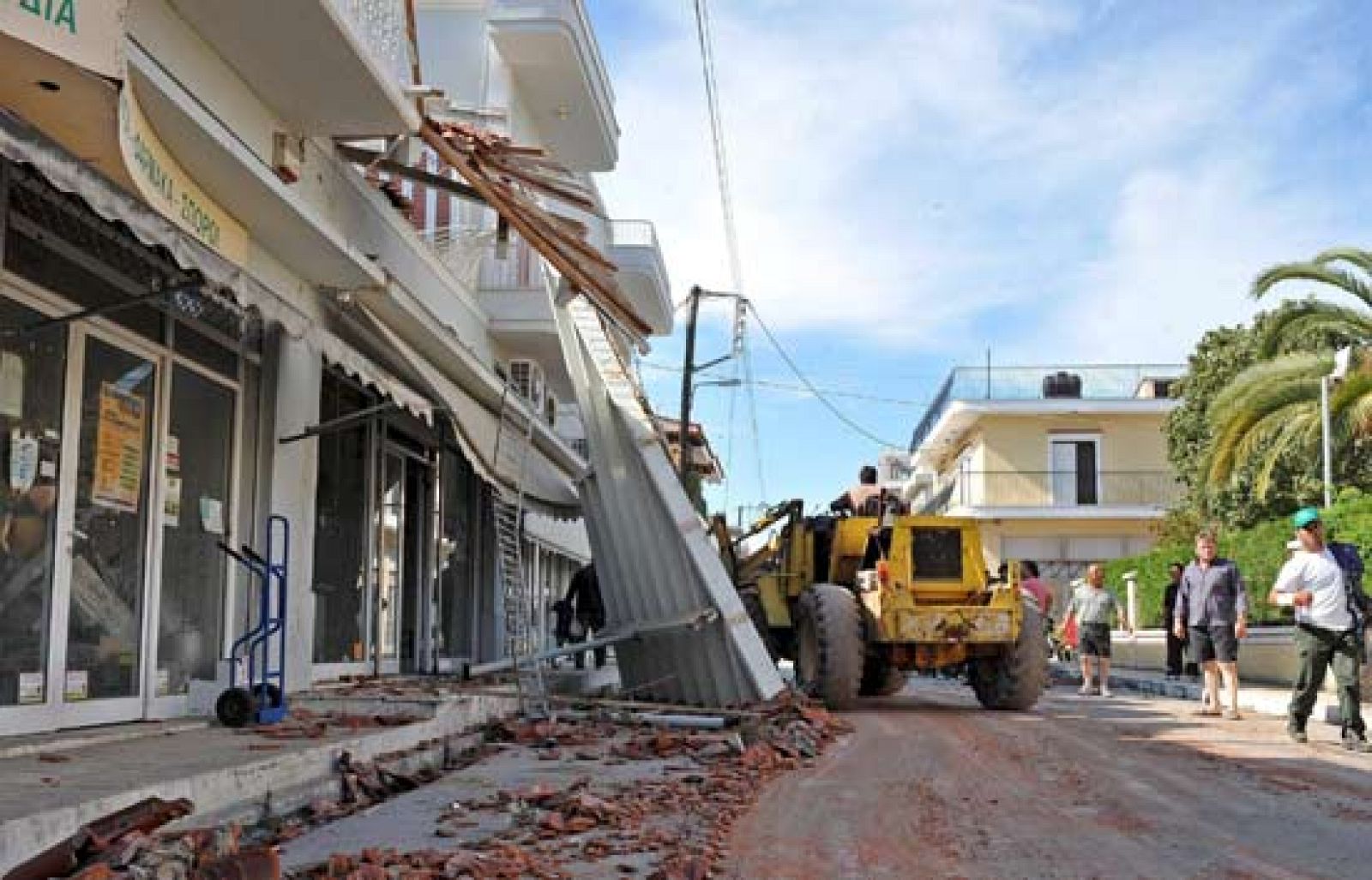 Dos personas han muerto y alrededor de 50 han muerto en un terremoto en Grecia (08/06/08).
