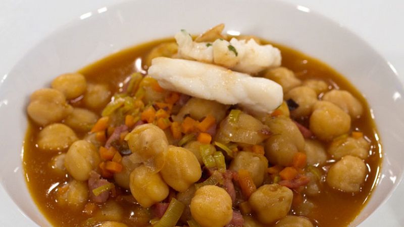 Puchero de garbanzos con rape al ajillo