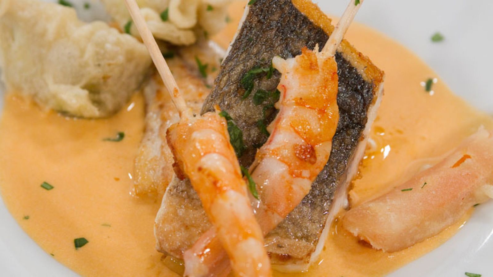 Dorada a la plancha con crema de marisco y tempura de alcachofas