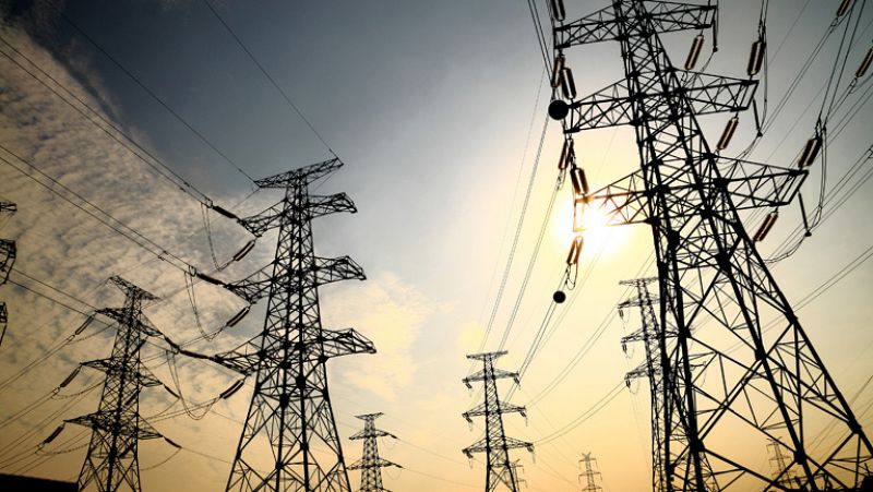 De Guindos asegura que los consumidores "no van a pagar" el posible déficit de tarifa eléctrico