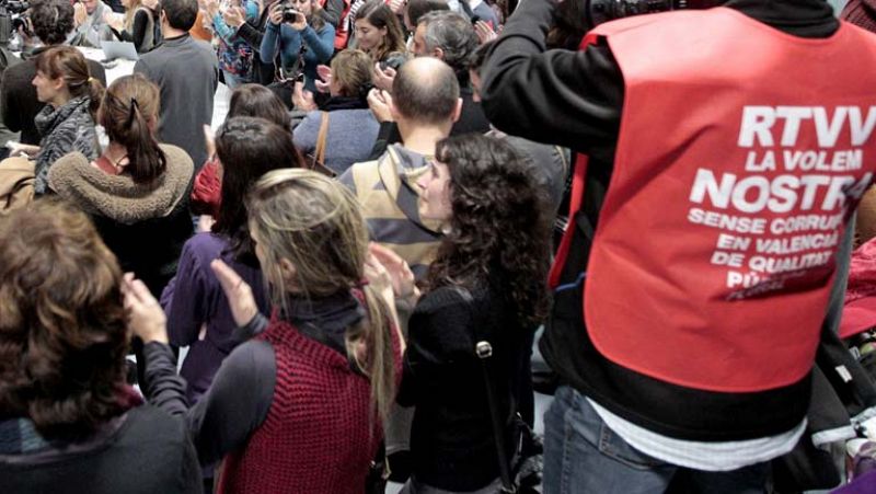 Trabajadores de RTVV reciben a Fabra al grito de 'dimisión' en un acto en Valencia