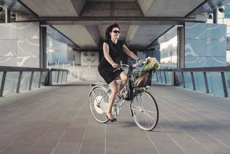 Esta 'rueda inteligente' convierte tu bicicleta en una bici eléctrica, con GPS y conectada al móvil