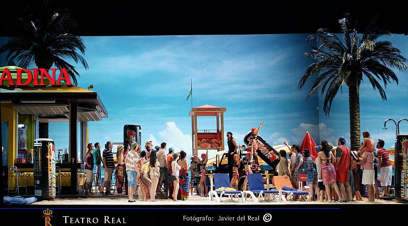 Una playa llena de color para 'L'elisir d'amore' del Teatro Real