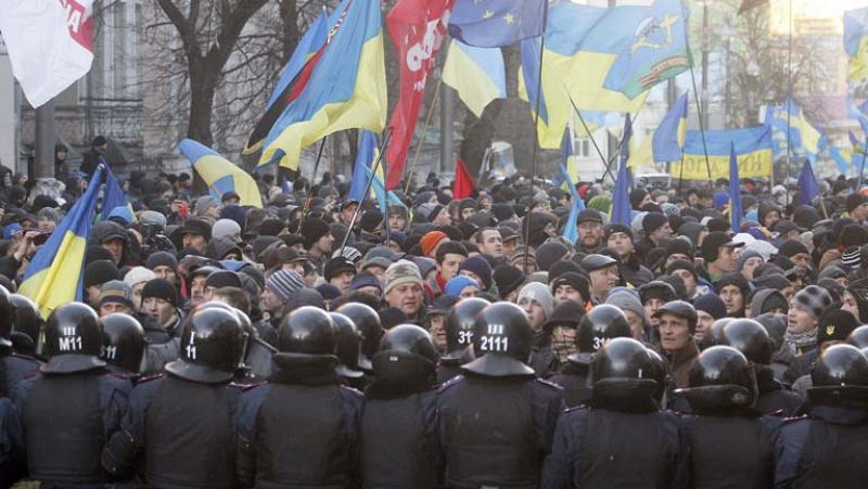 La oposición ucraniana pierde la moción de censura, pero continúa con las protestas