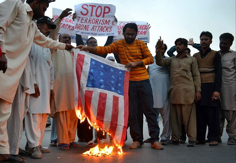 EE.UU. suspende el paso de convoyes por Pakistán tras las protestas por los "drones"