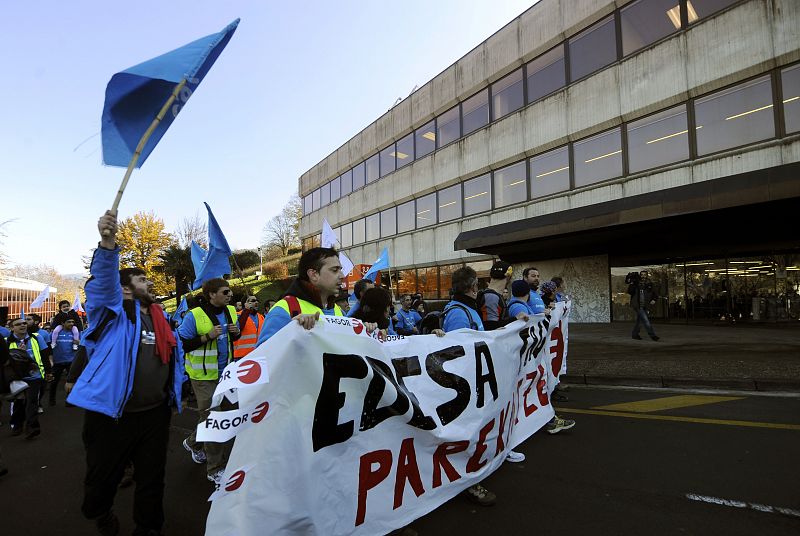 Los trabajadores de Edesa terminan su marcha ante la sede de Mondragón en Arrasate