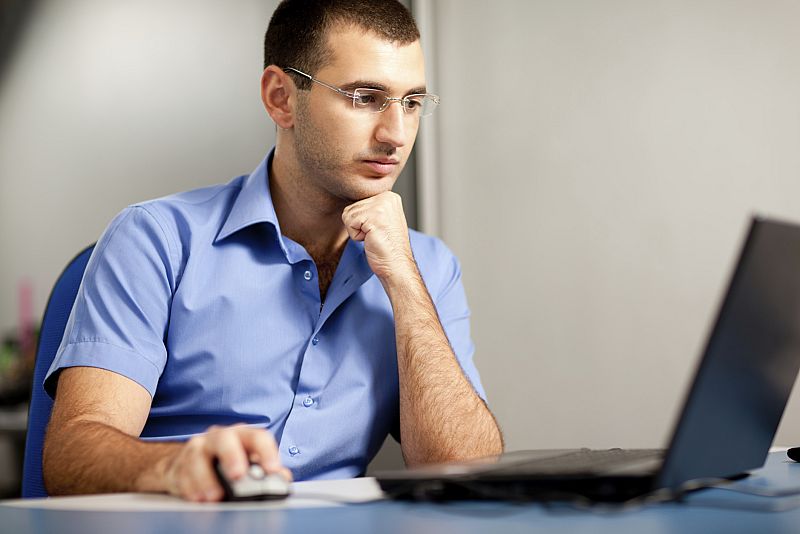 El 72% de españoles se informa a través de la radio y televisión y un tercio no usa internet