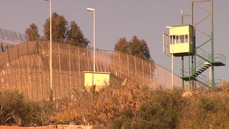 Unos 250 subsaharianos intentan entrar en Ceuta y uno de ellos resulta herido al caerse