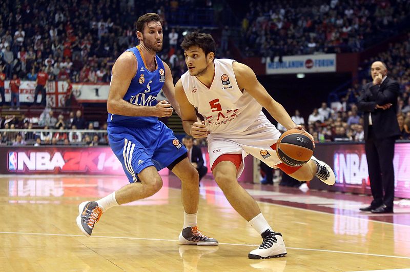 El Madrid gana en Milán y se asegura el primer puesto del grupo