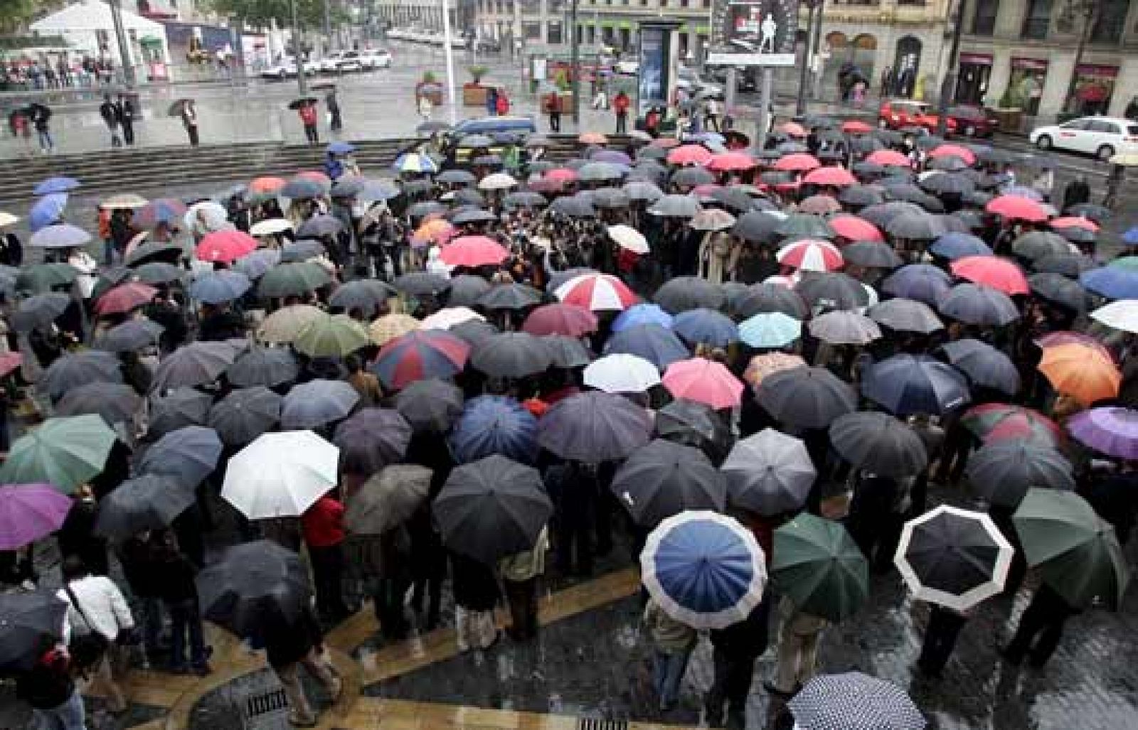 Ciudadanos y trabajadores de medios de comunicación se han concentrado en Zamudio y Bilbao para condenar el atentado de ayer contra la rotativa de El Correo (09/06/08).