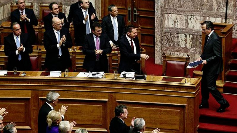 El Parlamento griego aprueba los Presupuestos Generales de 2014 sin contar con la troika