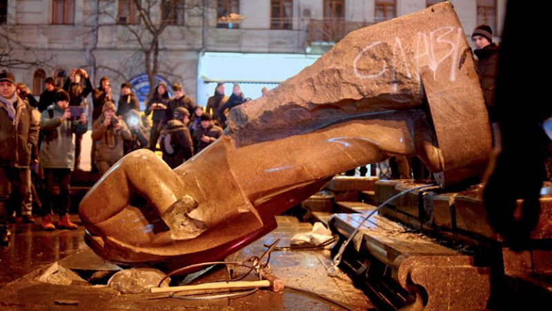 Decenas de miles de personas bloquean edificios oficiales y derriban la estatua de Lenin en Kiev