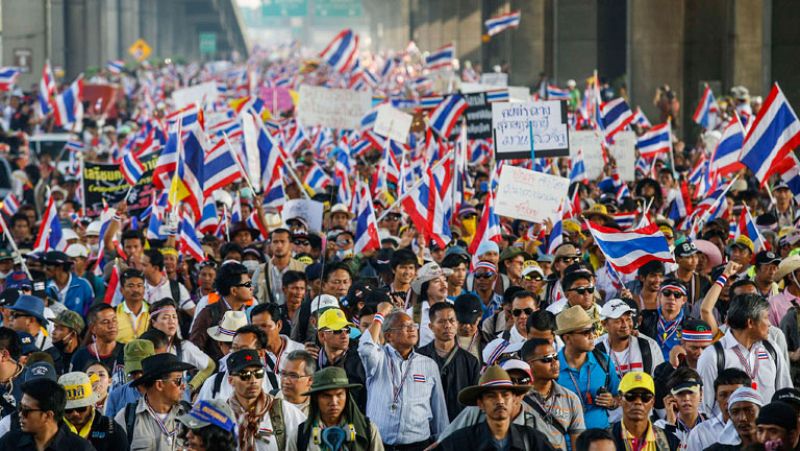 La primera ministra de Tailandia cede ante las protestas y anuncia elecciones