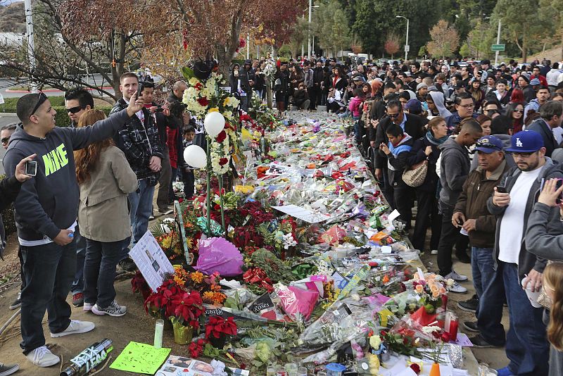 Miles de personas homenajean al actor Paul Walker a la semana de su muerte