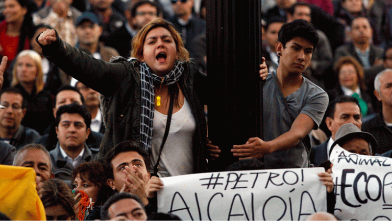 Miles de personas se concentran en Bogotá tras la destitución del alcalde de la capital colombiana