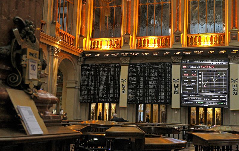 La prima de riesgo baja a los 220 puntos, niveles de junio de 2011, con el bono en el 4%