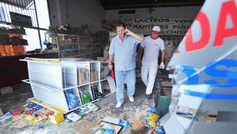 Al menos 8 muertos al extenderse en Argentina los saqueos al amparo de paros policiales