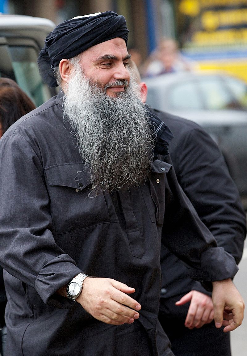 El clérigo radical Abu Qatada rechaza los cargos de terrorismo al comienzo del juicio en Jordania