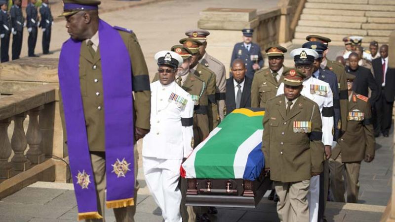Miles de personas desfilan ante el féretro de Mandela en el primer día de capilla ardiente